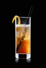 Nahaufnahme eines Cocktails mit Jagermeister, Red Bull, Eis und Orangenschalen — Stockfoto