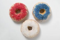Três donuts com polvilhas — Fotografia de Stock