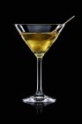 Nahaufnahme von Manhattan Dry Cocktail mit Oliven im Stielglas auf schwarzem Hintergrund — Stockfoto