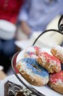 Donuts und Brownies am Stand — Stockfoto