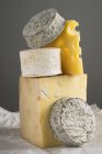 Käse auf Textilien gestapelt — Stockfoto