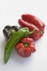Peperoni rossi, viola e peperoncino — Foto stock