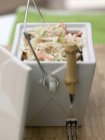 Salada de couve - salada de repolho em recipiente branco com garfo sobre superfície de madeira — Fotografia de Stock