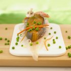 Крупним планом вид на морепродукти і овочі на рубаній дошці — стокове фото