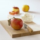 Frischer Apfel und ein Gericht Quark — Stockfoto