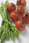 Espárragos verdes asados y tomates cherry - foto de stock