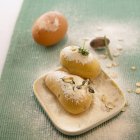 Ingredienti: patate, avena arrotolata, farina e uova su scrivania di legno su superficie verde — Foto stock
