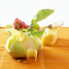 Kohlrabi mit Käse auf Tuch — Stockfoto