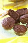 Muffin alla banana al cioccolato in astucci di carta — Foto stock