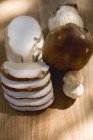 Белые грибы, целые и скользкие — стоковое фото