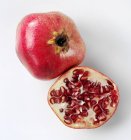 Ganzer und halbierter Granatapfel — Stockfoto