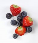 Fresas frescas maduras y arándanos - foto de stock