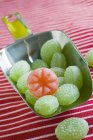 Bonbons verts dans la cuillère — Photo de stock