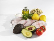 Ingredienti per halibut con avocado su fondo bianco — Foto stock