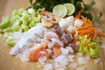 Інгредієнти для рибного супу на дерев'яній поверхні — стокове фото