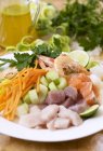 Ingredientes para sopa de pescado en plato blanco - foto de stock