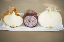 Tres cebollas diferentes - foto de stock