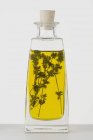 Vista da vicino dell'olio di timo in una bottiglia — Foto stock