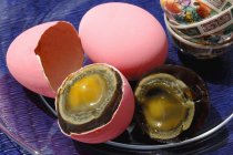 Vista de close-up de ovos do século inteiro e metade — Fotografia de Stock