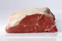 Trozo de carne de res cruda - foto de stock