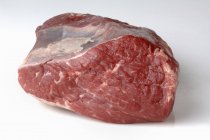 Trozo de carne cruda de rabadilla - foto de stock