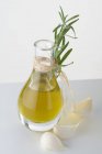 Оливкова олія в карафе з часником — стокове фото