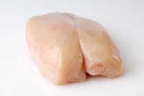 Pechuga de pollo cruda - foto de stock