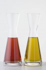 Малиновый уксус и оливковое масло — стоковое фото
