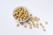 Chicchi di soia con ciotola — Foto stock