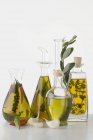 Stillleben mit verschiedenen Kräuter- und Gewürzölen auf Glasflaschen — Stockfoto