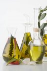 Nature morte avec diverses huiles à base de plantes et d'épices sur des bouteilles en verre — Photo de stock