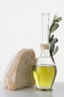 Olio di oliva in caraffa — Foto stock