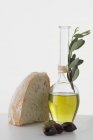 Оливкова олія в карафе — стокове фото