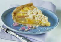 Slice of pear and vanilla crumble tart — Stock Photo
