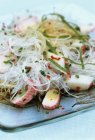 Salada de macarrão de vidro com surimi — Fotografia de Stock