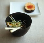 Vegetais asiáticos com salmão em nori — Fotografia de Stock