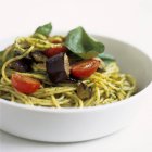 Espaguetis con tomates y berenjenas - foto de stock
