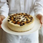 Sultana cheesecake on plate — Stock Photo