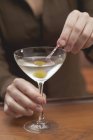 Bar tendre offrant verre de martini — Photo de stock