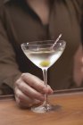 Bartender mit einem Glas Martini — Stockfoto