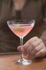 Martini rose avec olive — Photo de stock