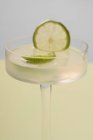 Caipirinha з вапна в елегантні скляні — стокове фото