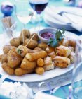 Piatto di antipasti di pesce fritto assortiti con salsa e bevande — Foto stock