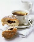 Xícara de chá com donut — Fotografia de Stock