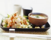 Nahaufnahme von Garnelen-Mais-Salat mit Kräutermayonnaise — Stockfoto