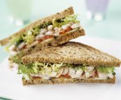 Gros plan des sandwichs à la salade — Photo de stock