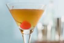 Manhattan avec cocktail cerise — Photo de stock
