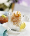 Crevettes sur glace concassée en verre — Photo de stock