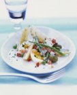 Salada de ovo e legumes com batatas em prato branco — Fotografia de Stock