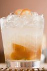 Cocktail con kumquat e cubetti di ghiaccio — Foto stock